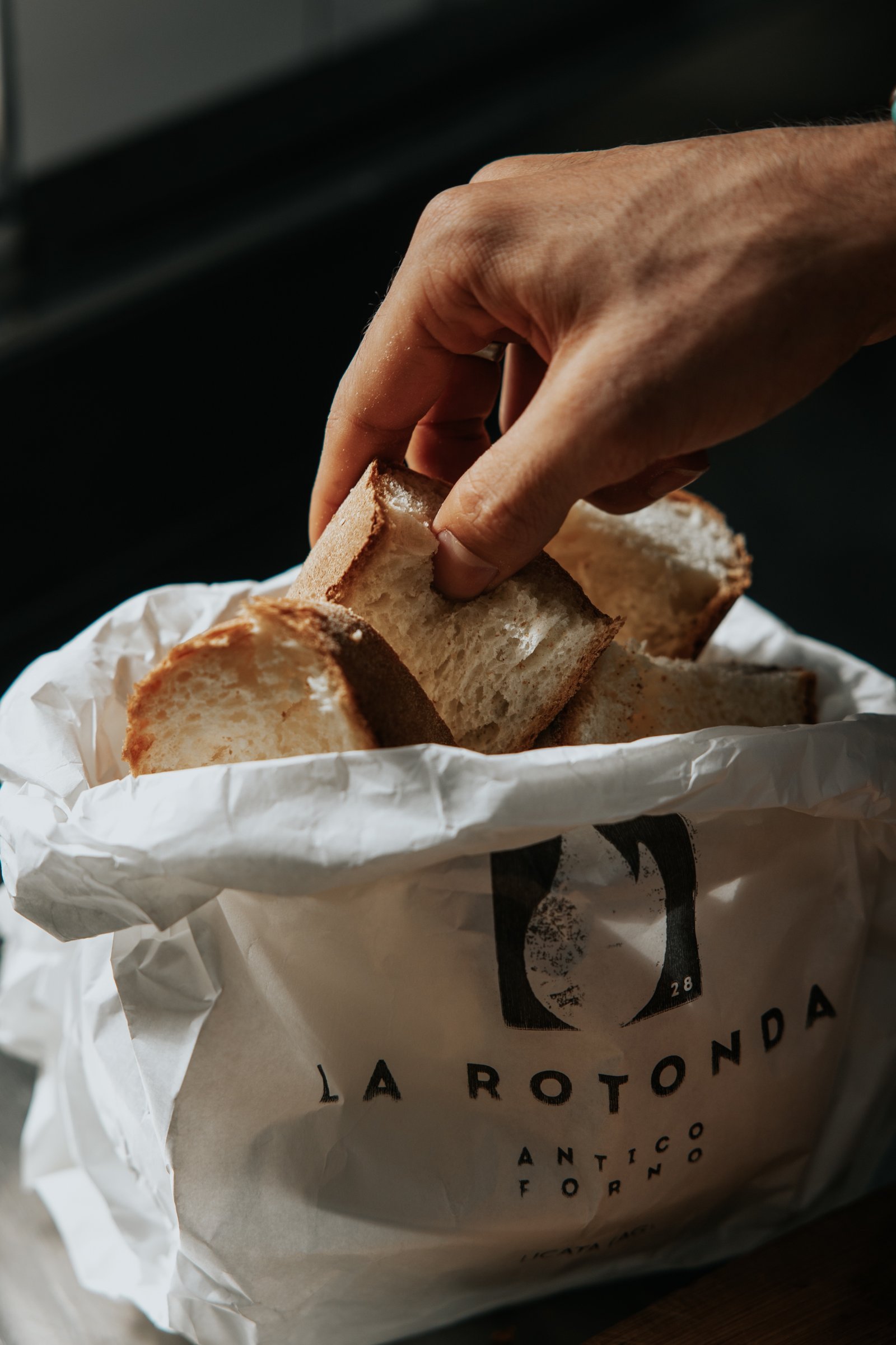 Il pane dell'Antico Forno nel sacchetto firmato La Rotonda